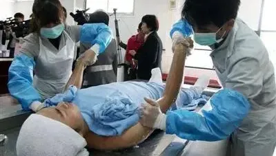 輪流扮往生者練習穿壽衣　男禮儀師襲胸侵犯女學員得逞「判4年2月」
