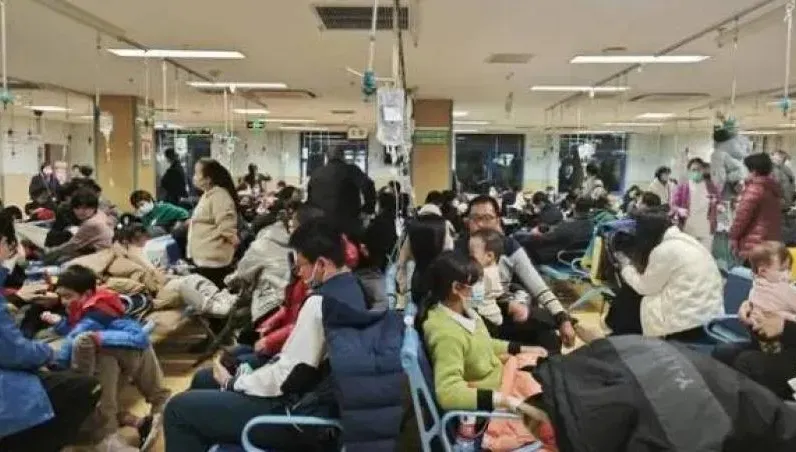 北京兒科醫院塞爆！家長自備「曬衣桿」掛點滴瓶好心酸