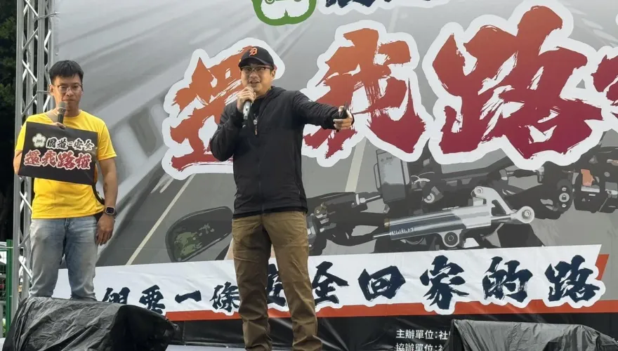 影/《山道猴子》原創也來了！聲援重機包圍交通部　批：兩段式左轉愚蠢