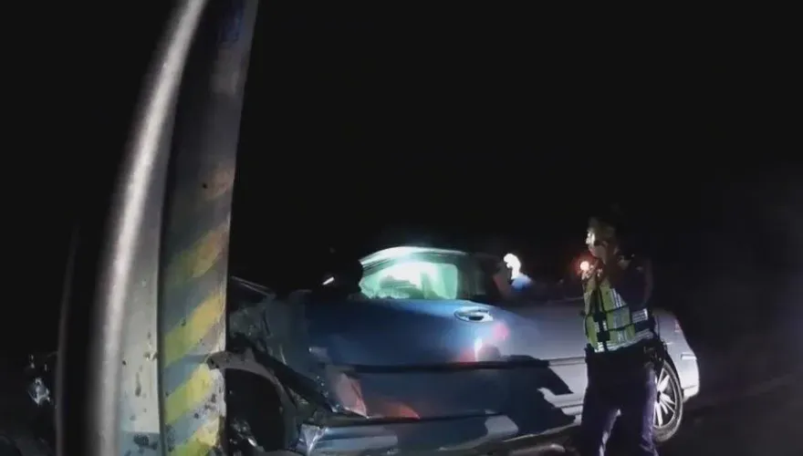 男子拒檢自撞電桿翻覆起火　警救出發現竟是通緝犯