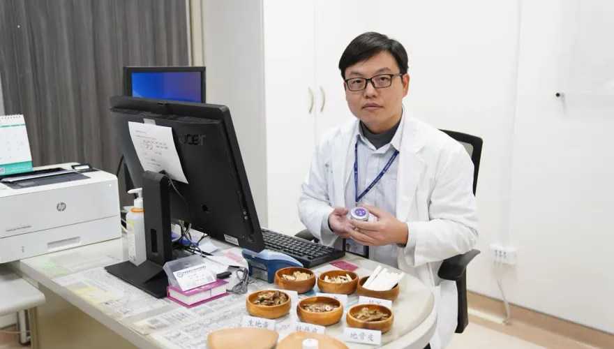 6旬嬤乳癌治療「腳趾滲液多、指甲變形」中醫大新竹副醫靠中醫緩解