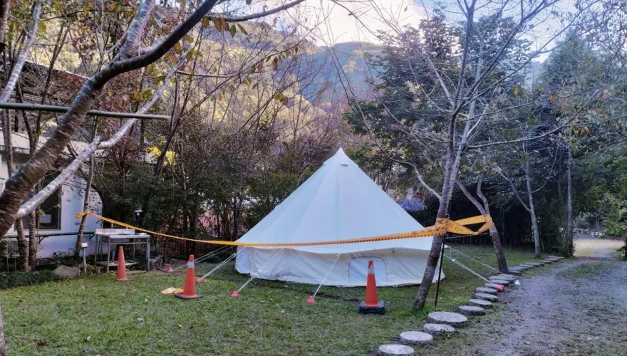 影/送醫畫面曝！新竹縣尖石露營1死2傷　13歲雙胞胎姊妹仍不知母死訊
