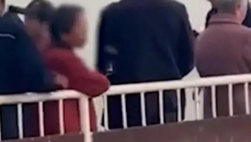 影/缺德大媽參觀兵馬俑向坑「吐痰彈菸頭」　惡行全都錄！博物館：正在調查