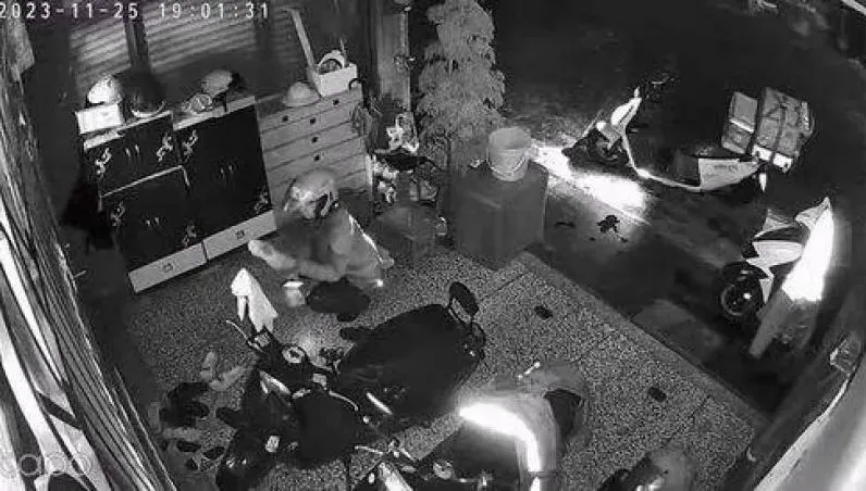 外送員突蹲地1動作！「超噁怪僻」嚇壞她　網傻眼：提神一下醒個腦