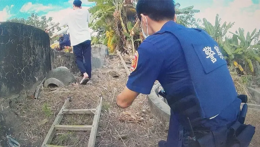 影/旗山公墓71歲清潔工踩空「跌落2米深水井」　警消合力救援