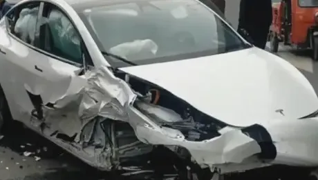 影/上路第一天就出事！特斯拉下匝道後失速暴衝　連撞前方11車致3傷
