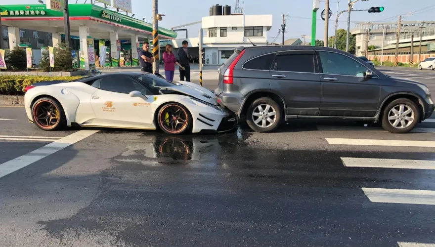 影/法拉利追撞休旅車！車頭「直接插進車尾」　驚人修復費曝光