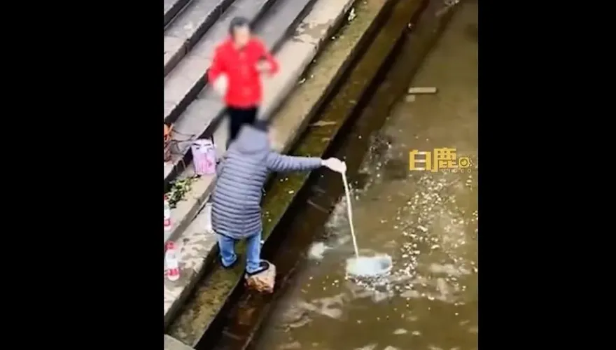 影/這也能放生！2女將「米、麵粉混牛奶」倒江祈福　網友：不到精神科看看？