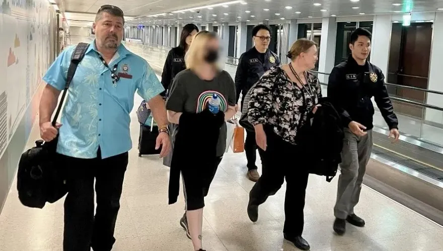 影/聯手小王殺夫！澳洲蛇蠍女博士躲台3年「落網畫面曝」　警護2童返鄉