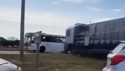 巴西女搭公車慘困平交道！下秒遭撞「噴飛窗外摔軌」　火車輾過「屍體斷兩半」