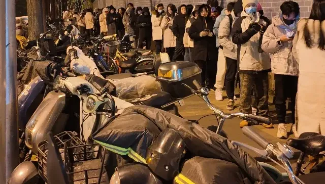 再冷也要吃！北京３名校學生爭搶「鵝腿阿姨」　人民大學：食堂將自行研發