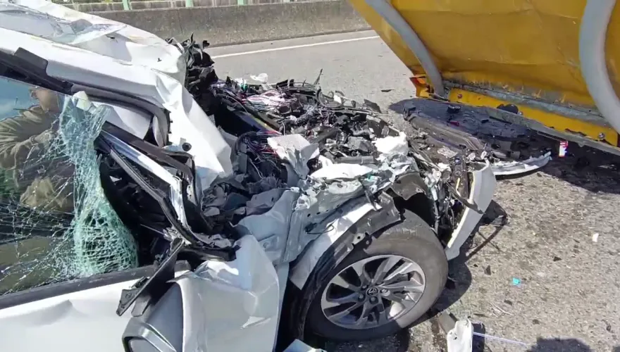 又是輔駕出事！苗縣銅鑼轎車「擠進」緩撞車屁股　男頭部撕裂傷