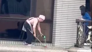 影/體力活也不用把命拚吧！桃園驚見清潔工沒護具20樓外牆打掃　市府：將裁罰