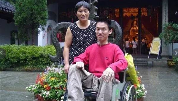 曾獲封「最美殘疾人」！陸漸凍症網紅卓君逝世　享年40歲