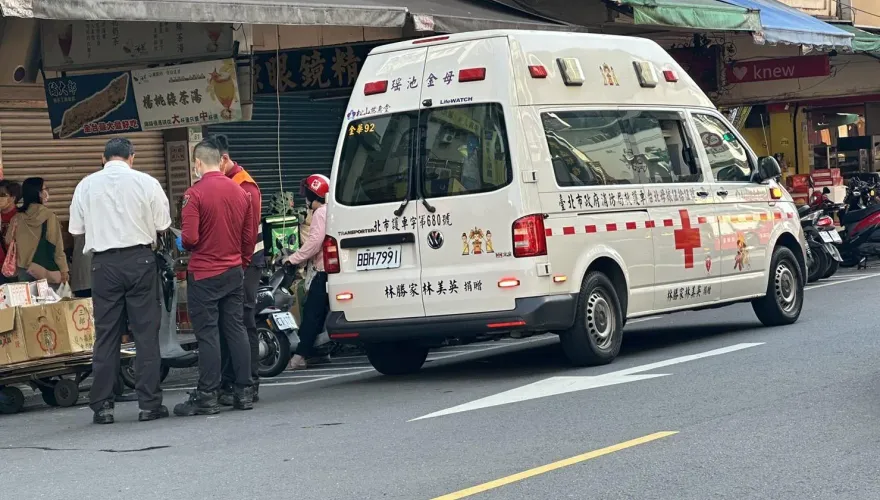 快訊/碰！北市男子跌落通化街市場一樓雨遮　嚇壞民眾、男子當場死亡