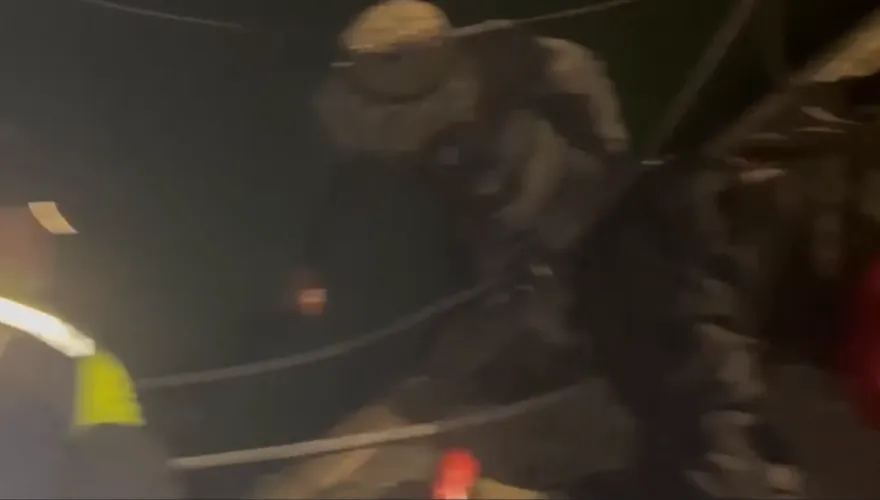 影/正濱漁港酒醉尿尿！男下秒噗通落水　友人看到也跳下去