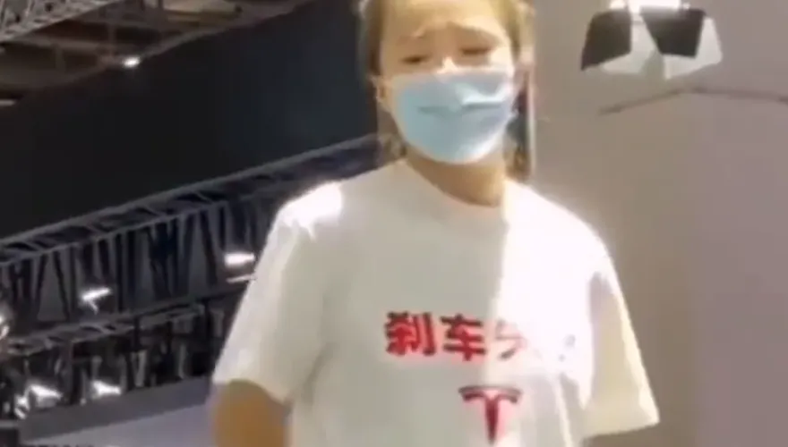 陸女大鬧車展控「煞車失靈」　遭特斯拉提告求償逾2千萬…法院判決出爐