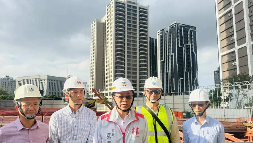 桃園中正路出現「大坑洞」造成塞車　張善政：塌陷原因要進一步調查