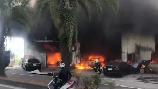 影/高雄仁武汽車保養廠失火！恐怖黑煙狂竄　鐵皮屋內整排火燒車