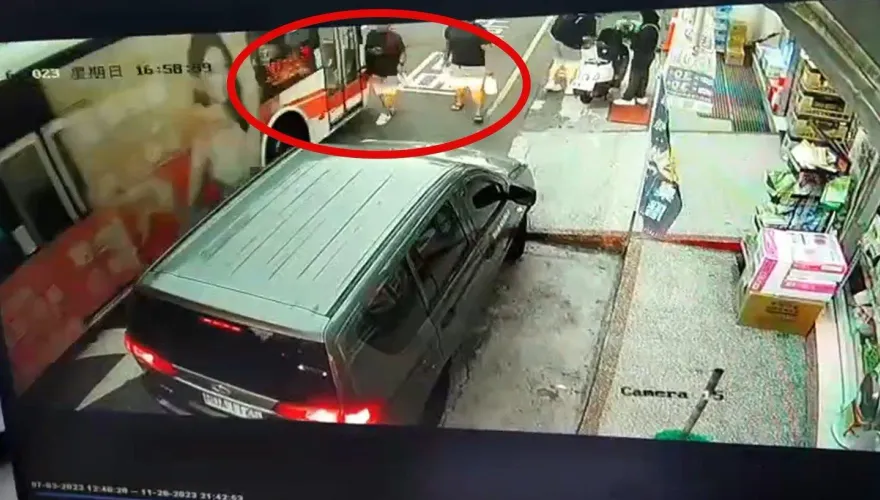 走路遭公車擦撞！他上網討拍卻被打臉　網一面倒：活該