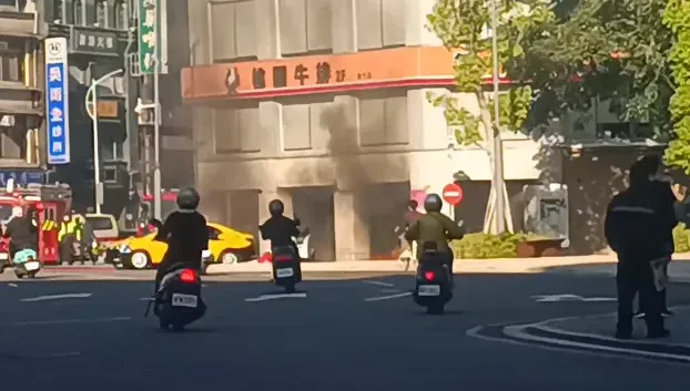 影/新竹「桃園牛排」騎樓起火！疑廢棄物釀災　烈焰狂噬、濃煙竄
