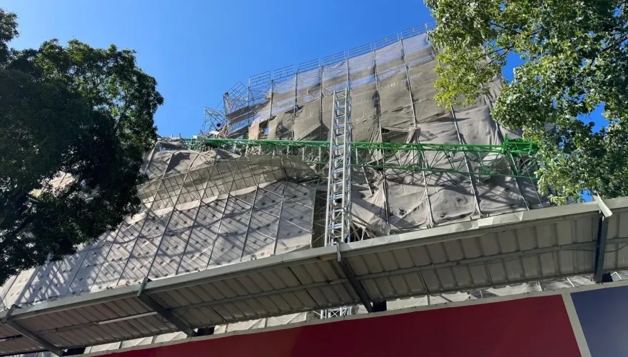 快訊/林口吊車吊臂掉落砸毀公車亭　駕駛眼角撕裂送醫