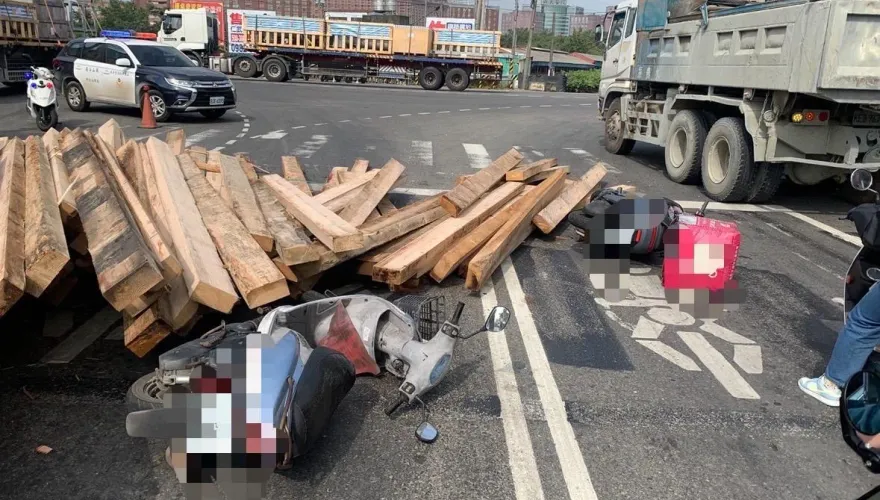 影/高雄拖板車「綁繩斷裂」木材驚悚噴飛　壓倒3機車1人送醫