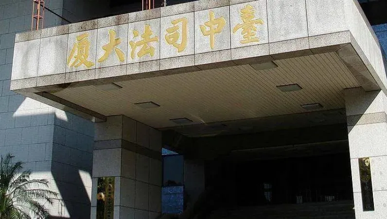 不滿打瞌睡被「拍臉叫醒」！台中男狠踹友人頭部致死　判7年8月