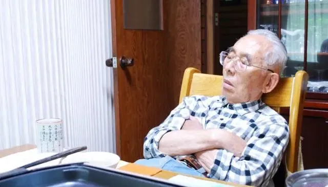 老了打噴嚏骨頭就受傷！營養師揭：鈣一次補太多高吸收率反降低