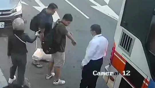 影/台中男滑手機逆向走被公車撞　PO文討拍遭酸「運將才是受害者」