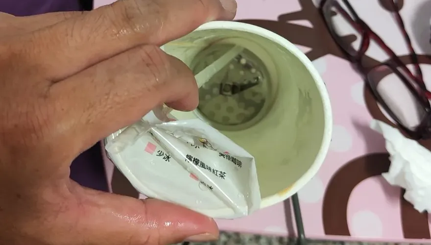 他到丹丹漢堡喝奶茶喝到「神秘禮物」　網笑：買一送一賺到了