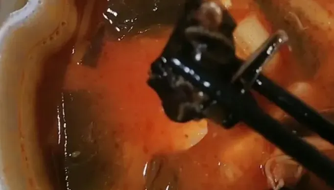 噁！女童吃麻辣燙發現「黑色異物」以為是海帶　媽細看竟是「蝙蝠」嚇傻