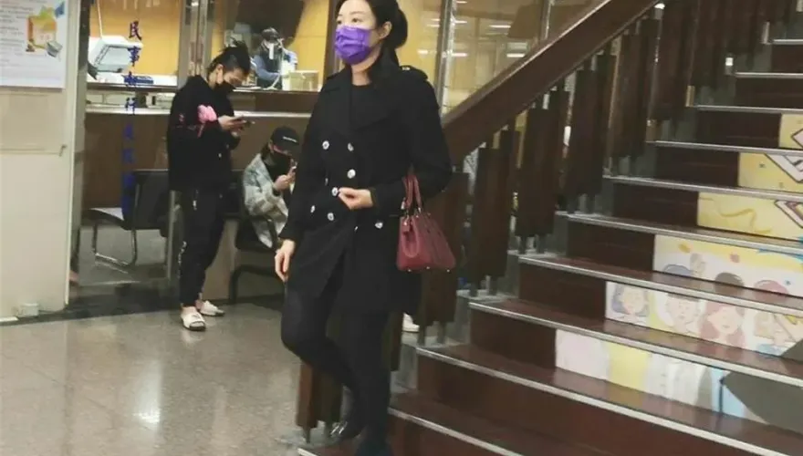 影/「華爾街女神」鐵鎚襲姑奪產遭訴　家屬爆早有「殺人計畫」：小姑男友被嚇死