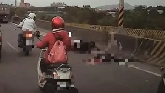 快訊/新北土城死亡車禍！女騎士遭砂石車捲入車底爆頭慘亡