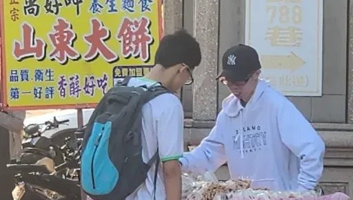 鄧佳華擺攤賣「山東大餅」！1天賺800　嗨喊：終於不用吃泡麵