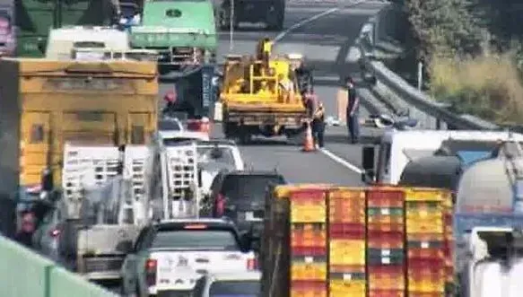 快訊/國3關廟段小貨車翻覆！物品散落外車道　後方大回堵