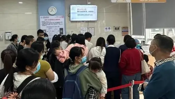呼吸道疾病感染高峰！上海兒科被擠爆　家長訴：花4小時才見到醫生