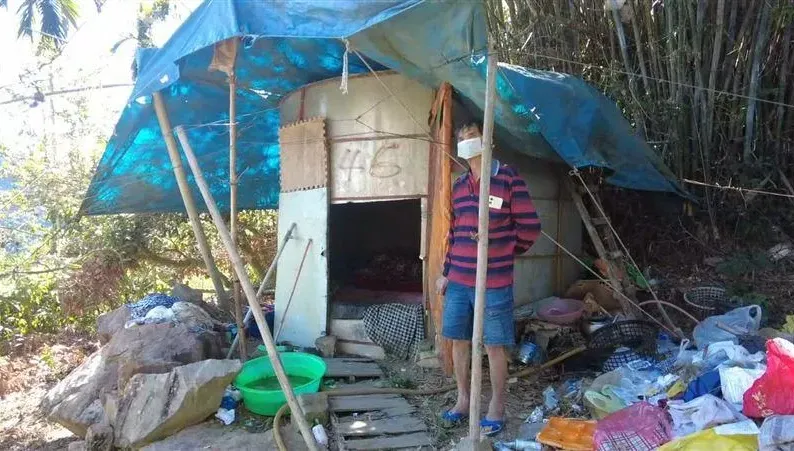 影/兒植物人、弟罹癌！老闆散盡家產「蝸居廢水塔」　屋頂僅1片帆布