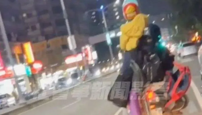 高雄驚悚「人體樂高」！騎車三貼小孩「站著」　後座鐵架掛滿雜物