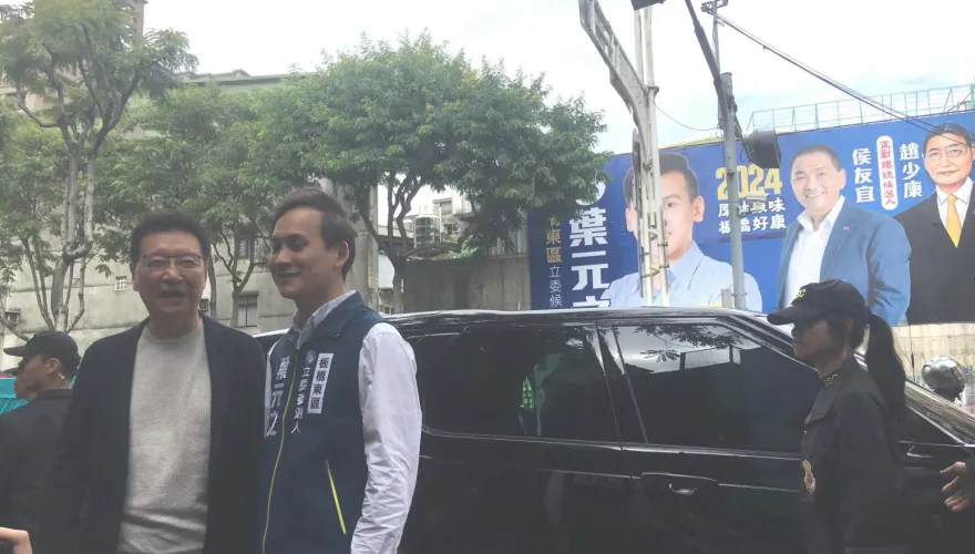 驗收葉元之手繪競選看板　趙少康：「這個」可以再多一點