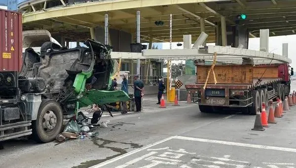 影/高雄港貨櫃車「車頭被扯倒」碎爛！「親上」前方拖板車　駕駛傷勢曝