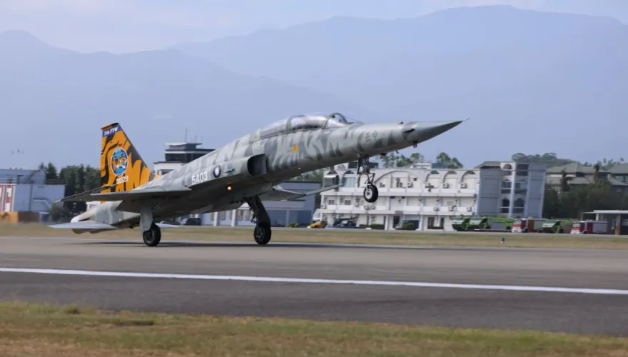 忠實服役四十餘年　F-5戰機最後夜航訓練完美謝幕