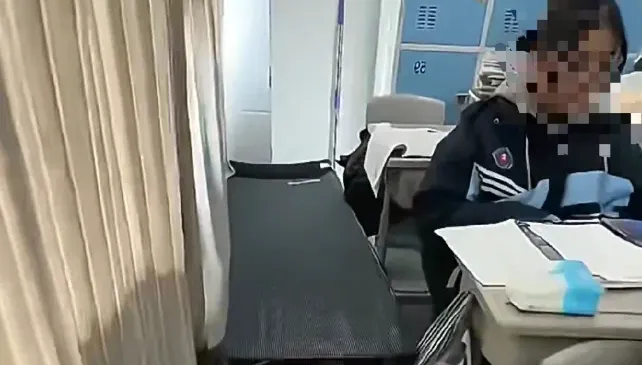 超囂張「差別待遇」！陸生數學月考考第一名　老師直接搬床讓他「邊睡邊上課」