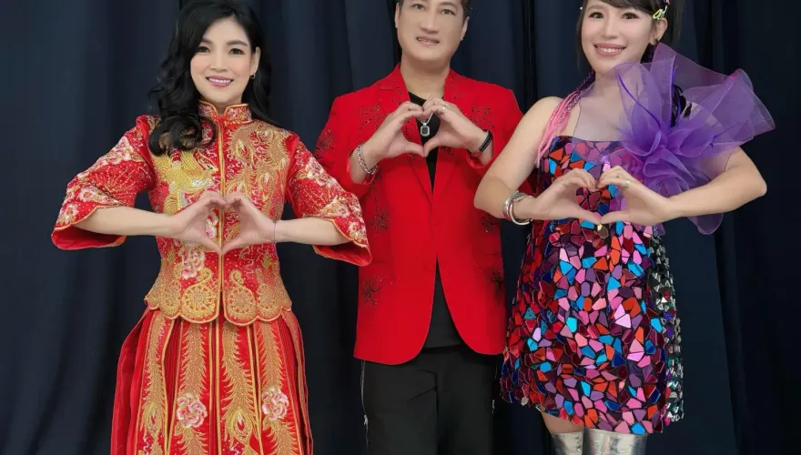 芒果歌王第二春？楊哲攜「美魔女」飛新加坡　親兒驚：爸爸怎麼結婚了？