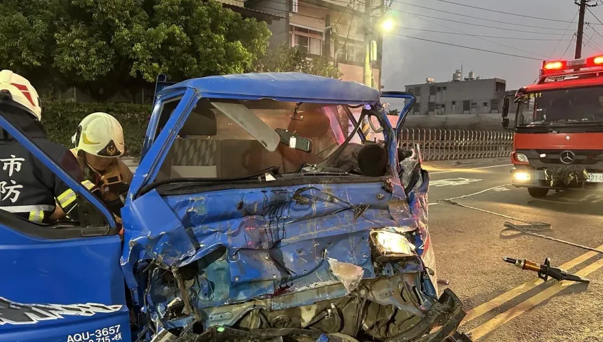 快訊/高雄燕巢小貨車撞上違規砂石車！車頭扭曲變形　駕駛喪命