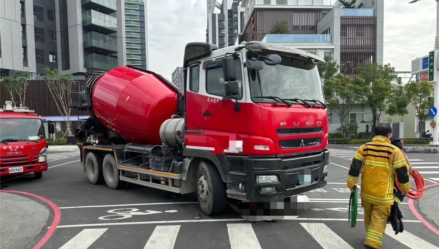 快訊/高雄驚悚車禍！7旬老翁遭水泥預拌車捲入輪下「肢體變形」 命危搶救中