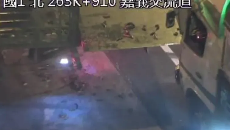 影/變「魚池」交流道？嘉義交流道貨車撞護欄　滿車活魚蹦滿高速公路
