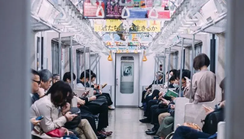 妹子遊日成為電車癡漢獵物　粉專曝「4特徵」被盯上：出門最好結伴