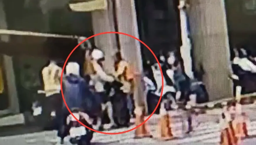 影/新店騎士不爽女義交「口氣差」　不顧肉身擋車衝撞傷人