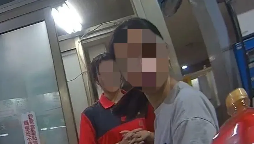 影/正能量滿點！台中正妹騎到沒油糗「顧路」　暖警相救：我載妳去加油站